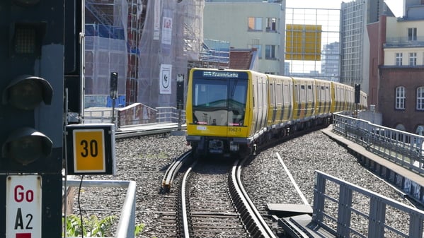 Bahnhof Gleisdreieck. Tafel "30" für Langsamfahrstelle Richtung Kreuzberg. Foto: Jörn Hasselmann