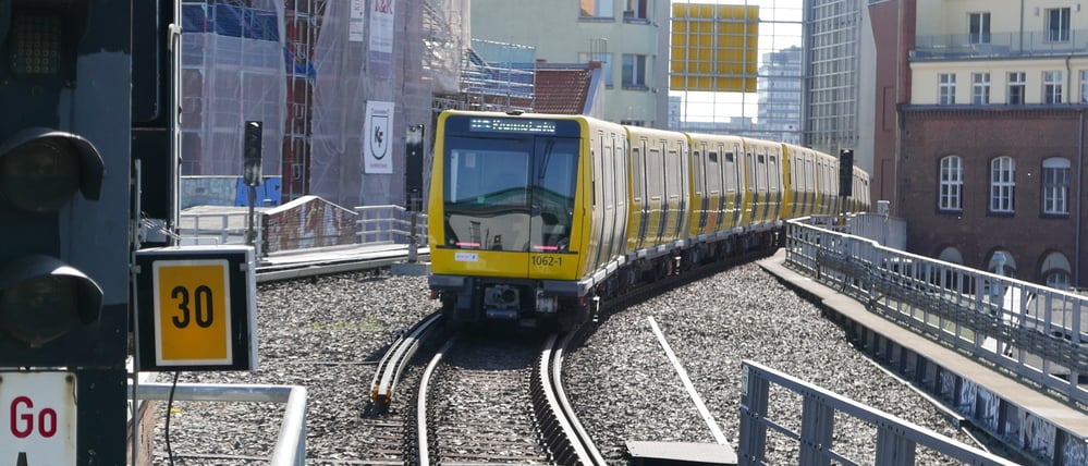 Bahnhof Gleisdreieck. Tafel "30" für Langsamfahrstelle Richtung Kreuzberg. Foto: Jörn Hasselmann