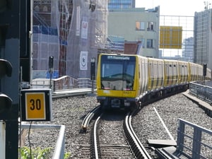 Bahnhof Gleisdreieck. Tafel "30" für Langsamfahrstelle Richtung Kreuzberg. Foto: Jörn Hasselmann
