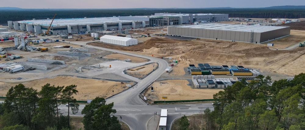 26.03.2021, Brandenburg, Grünheide: Das Baugelände der Tesla Gigafactory östlich von Berlin (Luftaufnahme mit einer Drohne). In der Fabrik sollen ab Juli 2021 maximal 500 000 Fahrzeuge pro Jahr vom Band rollen - dabei soll nach den Plänen des Autobauers so schnell wie möglich das Maximum erreicht werden. Der US-Elektroautobauer rechnet für seine geplante erste Fabrik in Europa vorerst mit bis zu 10 500 Mitarbeitern im Schichtbetrieb. Foto: Patrick Pleul/dpa-Zentralbild/ZB +++ dpa-Bildfunk +++