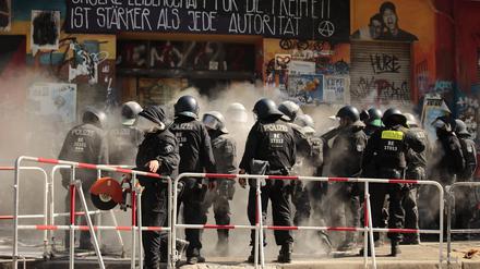 Polizisten öffnen die Tür dem Haus Rigaer 94 in Berlin-Friedrichshain. 