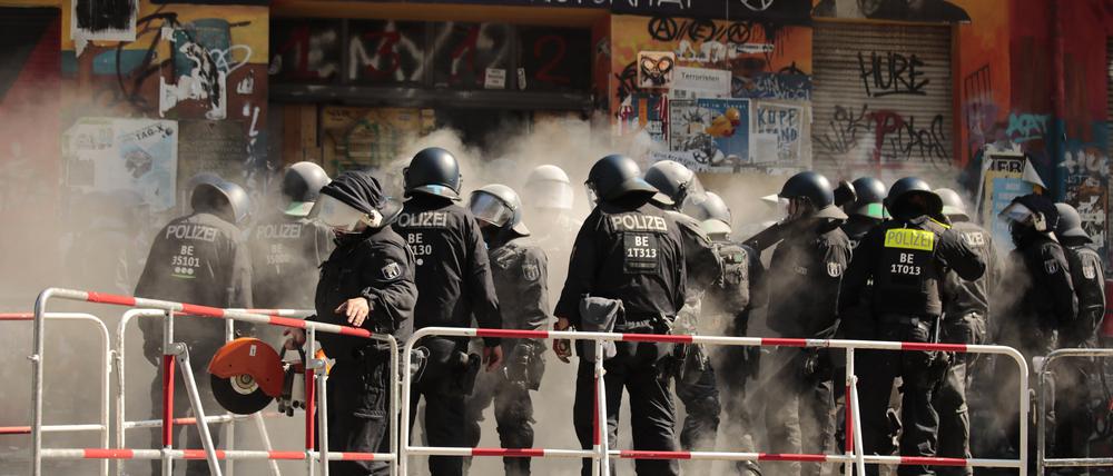 Polizisten öffnen die Tür dem Haus Rigaer 94 in Berlin-Friedrichshain.