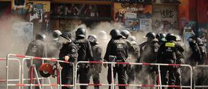 Polizisten öffnen die Tür dem Haus Rigaer 94 in Berlin-Friedrichshain. 