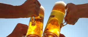ARCHIV - Vier Personen stoßen mit vier Gläsern Bier an, aufgenommen am 21.04.2009 in Leipzig. Deutsches Bier soll von den Vereinten Nationen zum Kulturerbe geadelt werden - wie das französische Gastmahl und die
mediterrane Küche. Dafür machen sich jetzt ein Partei übergreifendes
Bündnis von Politikern und Brauern stark. Die Mitglieder des Deutschen Institutes für Reines Bier fordern die Bundesregierung in
einer Resolution auf, für einen internationalen Schutz des
Reinheitsgebotes zu sorgen. Das teilte der Verein, dessen Präsident der Bundestagsabgeordnete Frankenhauser (CSU) ist, am Mittwoch in Berlin mit. Foto: Peter Endig dpa/lnwk+++  +++(c) dpa - Bildfunk+++