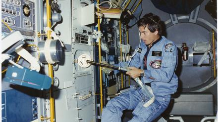 Ulf Merbold 1983 bei der Arbeit an einem Materialforschungs-Experiment an Bord des Spacelab. 