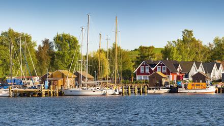 An der Ostsee ist Erholung garantiert.  Aber hier wohnen? Durch Corona und die Immobilienpreisentwicklungen in den Großstädten könnte das Denken in eine andere Richtung gehen: So ein Bootsanleger mit Segelbooten im Hafen von Gager (Halbinsel Mönchgut, Insel Rügen) hätte etwas– auch die Mecklenburgische Seenplatte (links) ist schließlich nicht soooo weit von Berlin entfernt. Eine wichtige Rolle bei der Wohnortentscheidung spielt der Öffentliche Personennahverkehr.
