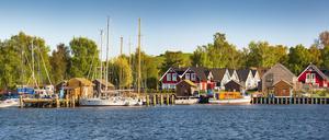 An der Ostsee ist Erholung garantiert.  Aber hier wohnen? Durch Corona und die Immobilienpreisentwicklungen in den Großstädten könnte das Denken in eine andere Richtung gehen: So ein Bootsanleger mit Segelbooten im Hafen von Gager (Halbinsel Mönchgut, Insel Rügen) hätte etwas– auch die Mecklenburgische Seenplatte (links) ist schließlich nicht soooo weit von Berlin entfernt. Eine wichtige Rolle bei der Wohnortentscheidung spielt der Öffentliche Personennahverkehr.