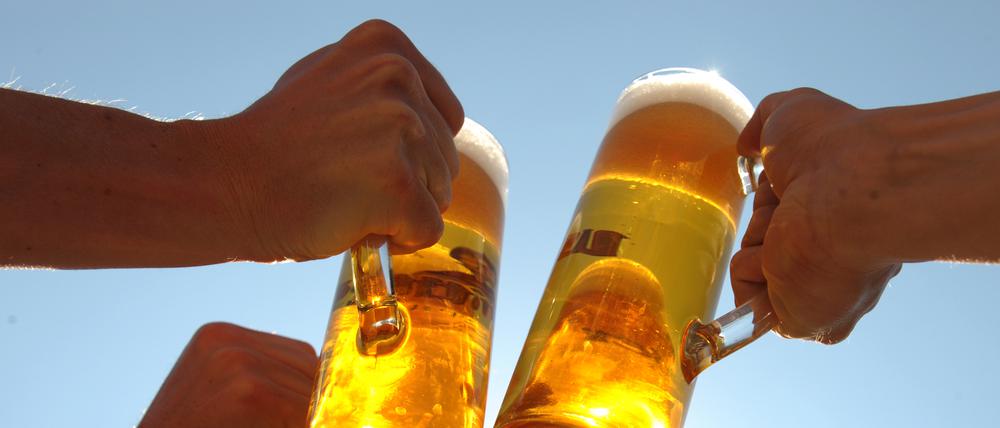 Experten entwarnen bezüglich des Risikos der Ansteckung per Glas. Das höhere Risiko sitzt woanders.