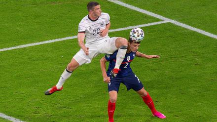 Der deutsche Nationalspieler Robin Gosens trifft den französischen Nationalspieler Benjamin Pavard mit dem Knie am Kopf.