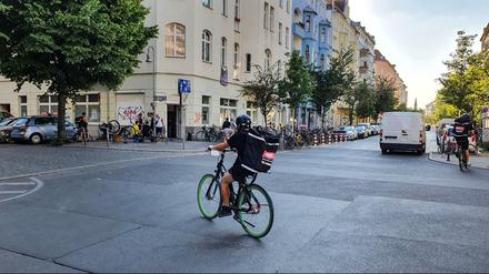 Ein Gorillas-Fahrer vor dem Lagerhaus an der Muskauer Straße Ecke Eisenbahnstraße