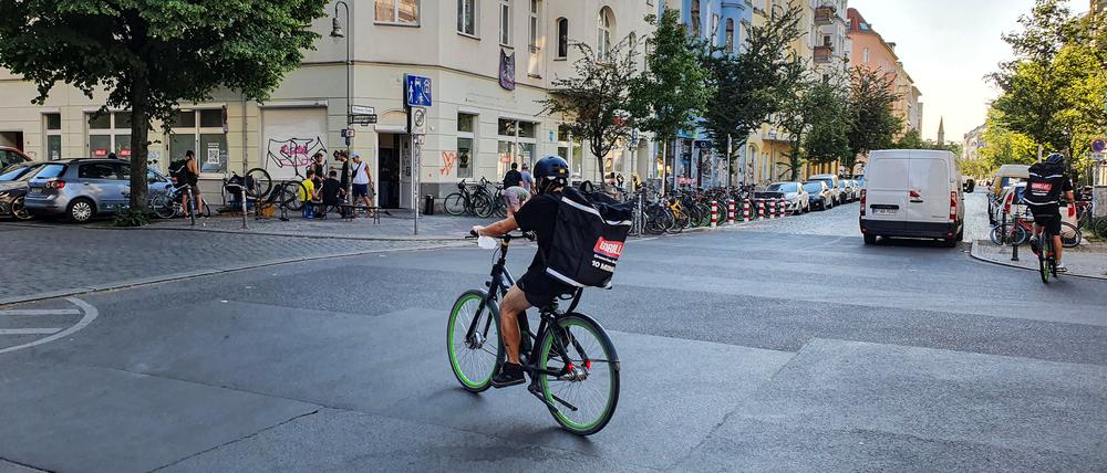 Ein Gorillas-Fahrer vor dem Lagerhaus an der Muskauer Straße Ecke Eisenbahnstraße
