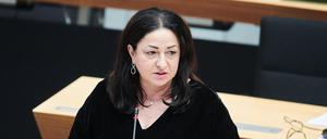 Berlins Gesundheitssenatorin Dilek Kalayci (SPD) liegt wegen ihrer Pläne für die Frauenhäuser mit den Träger:innen im Clinch. 