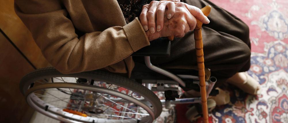 Düsseldorf, Deutschland, 28.03.2021 Eine 97jährige Seniorin sitzt in ihrem Zimmer in einem Seniorenwohnheim in einem Rollstuhl und hält einen Gehstock in ihrer Hand *** Dusseldorf, Germany, 28 03 2021 A 97-year-old senior citizen sits in a wheelchair in her room in a retirement home, holding a walking stick in her hand