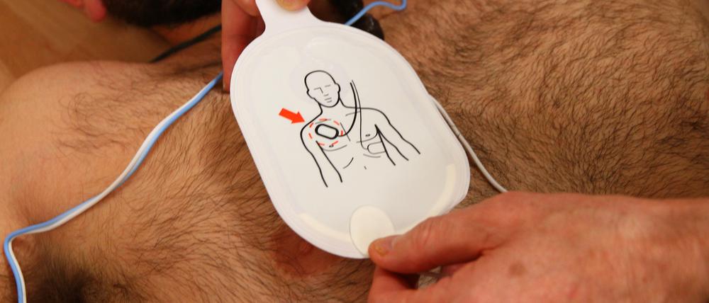 Mit Piktogrammen wird erklärt, wie die halbautomatische Defibrillatoren funktionieren.