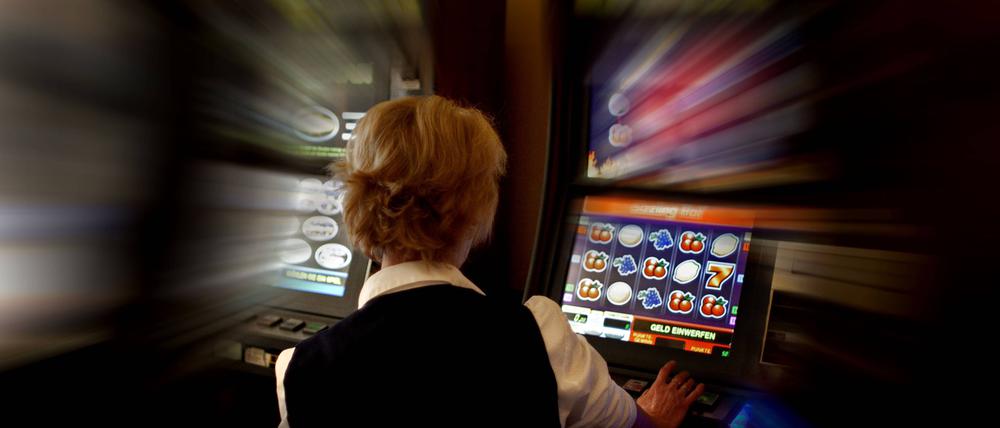 Glücksspielautomaten haben auf viele Menschen eine große Anziehungskraft, Psychologen sagen, dass es keine speziellen Suchtpersönlichkeiten gibt, aber Menschen mit bestimmten Problemen sind anfälliger.