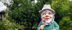 Lauben in einer Kleingartenkolonie im Grenzweg - der Grenzallee - 12109 Berlin-Mariendorf, aufgenommen am 8. Juli 2020 für die Sommerserie in der Kultur über doppelte Straßennamen. 
Gartenzwerg, Laubenpieper, Kleingarten, Laube 

Foto: Kitty Kleist-Heinrich