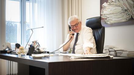 Bundespräsident Frank-Walter Steinmeier in Schloss Bellevue während eines Telefonats.