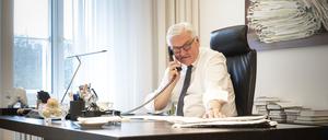 Bundespräsident Frank-Walter Steinmeier in Schloss Bellevue während eines Telefonats.