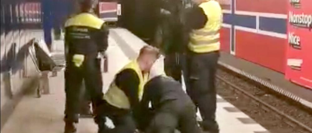Aus dem Twitter-Video: Sicherheitspersonal setzt den Mann im U-Bahnhof Osloer Straße fest.