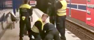 Aus dem Twitter-Video: Sicherheitspersonal setzt den Mann im U-Bahnhof Osloer Straße fest.
