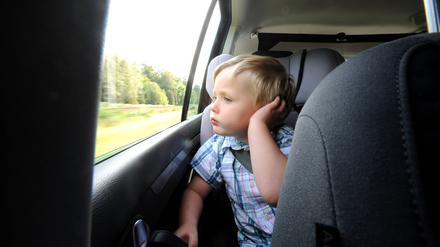 „Mir ist langweilig!“ Diesen Satz hören Eltern oft schon nach ein paar Minuten im Auto.  