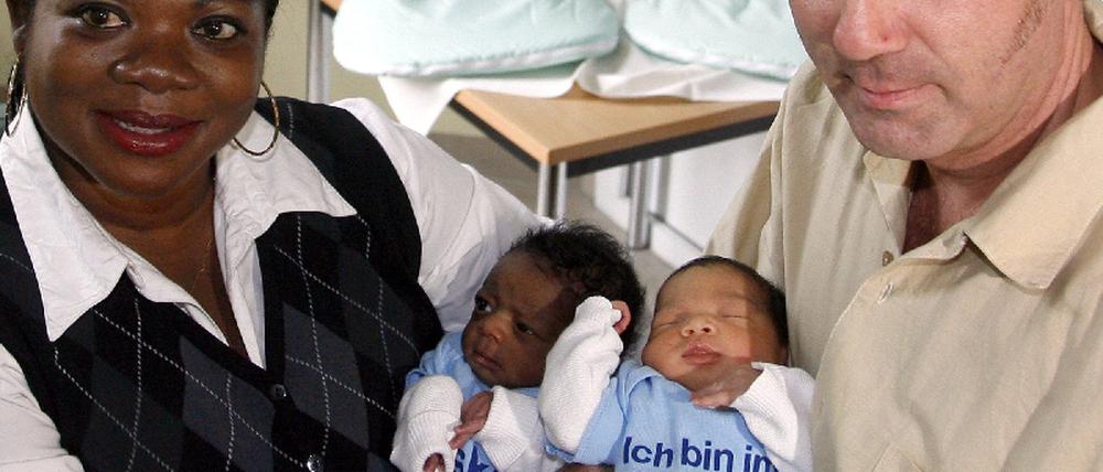 Zwillinge unterschiedlicher Hautfarbe