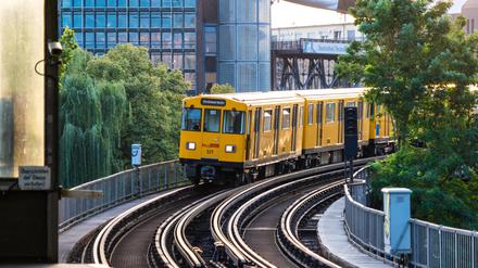 Berliner U-Bahn am U-Bahnhof Möckernbrücke. Warum die U-Bahn in Kreuzberg so langsam fährt.