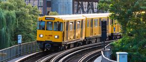 Berliner U-Bahn am U-Bahnhof Möckernbrücke. Warum die U-Bahn in Kreuzberg so langsam fährt.