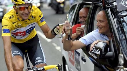 Carlos Sastre feiert