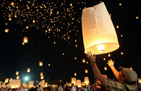 Gedenken in Khao Lak: Einheimische und Besucher lassen Himmelslaternen steigen – zum fünften Jahrestag 2009.
