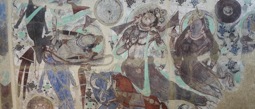 Blaue Elefanten und rotes Pferd: Die mineralischen Farben der dargestellten Tiere und göttlichen Wesen sind noch sehr gut erhalten, obwohl die Höhle über 1500 Jahre alt ist.