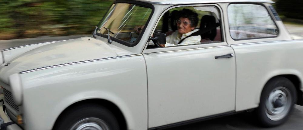 Irene Fernau in ihrem Trabi