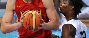 OLY-2008-BASKETBALL-USA-CHN