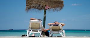 ARCHIV - Deutsche Urlauber liegen am 09.06.2013 am Strand an der Plaja de Muro im Norden der Mittelmeerinsel Mallorca (Spanien). Bei der Planung des perfekten Urlaubsglücks sind die meisten Menschen in Deutschland einer Umfrage zufolge in erster Linie preisbewusst. «Ein gutes Preis-Leistungsverhältnis ist für mehr als drei Viertel aller Deutschen eine Kernanforderung an den Urlaub», berichtete die BAT-Stiftung für Zukunftsfragen in Hamburg am Dienstag (01.07.2014). Foto: Julian Stratenschulte/dpa (zu dpa: "Umfrage: Beim perfekten Urlaub müssen Preis und Leistung stimmen" vom 01.07.2014) +++(c) dpa - Bildfunk+++