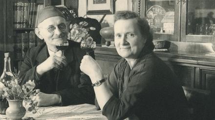 Willy und Anny Klare im Wohnzimmer, Zittau, 1952,  „Das Erbe“, Anne Schönharting, Hartmann Books, Okt. 2020