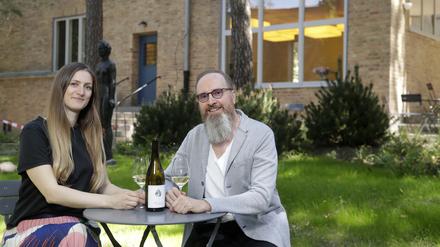 Ein Weinchen im Café Benjamine neben dem Kolbe-Museum in Westend ist derzeit allenfalls für das Pächterpaar Jasmin Hein und Markus Mahla drin. Die Ausschankgenehmigung vom Ordnungsamt lässt noch auf sich warten - weil das WC noch einmal umgebaut werden muss. Gäste können aber am Wochenende ins Popup-Café auf der Terrasse kommen. 