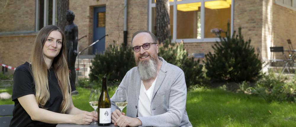 Ein Weinchen im Café Benjamine neben dem Kolbe-Museum in Westend ist derzeit allenfalls für das Pächterpaar Jasmin Hein und Markus Mahla drin. Die Ausschankgenehmigung vom Ordnungsamt lässt noch auf sich warten - weil das WC noch einmal umgebaut werden muss. Gäste können aber am Wochenende ins Popup-Café auf der Terrasse kommen. 