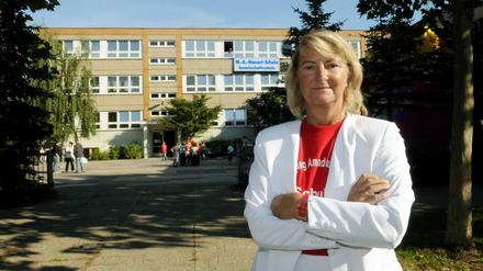 Schulleiterin Sibylle Stottmeyer vor der Wolfgang Amadeus Mozart-Gemeinschaftsschule in Hellersdorf. 