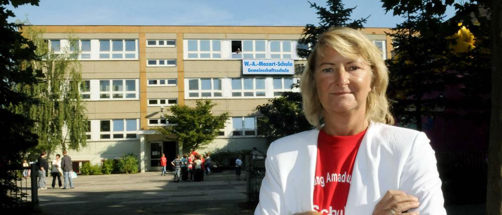 Schulleiterin Sibylle Stottmeyer vor der Wolfgang Amadeus Mozart-Gemeinschaftsschule in Hellersdorf. 