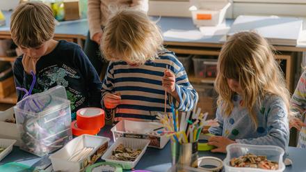 Kinder bei einem Bastelworkshop in der Berlinischen Galerie.