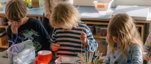 Kinder bei einem Bastelworkshop in der Berlinischen Galerie.