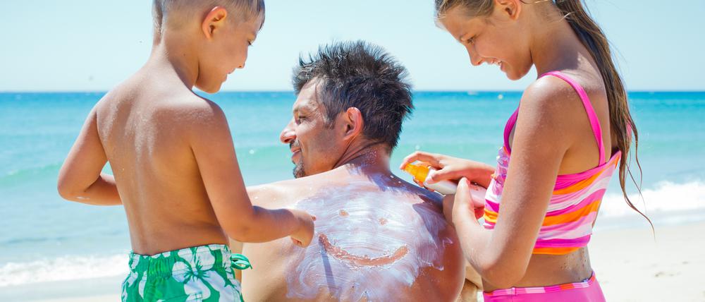 Männer haben ein höheres Hautkrebsrisiko als Frauen. Nicht nur Sonnencreme kann es reduzieren. 
