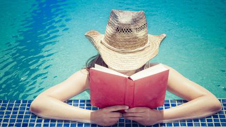 Eine Frau liest ein Buch.