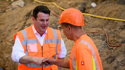 Juni 2021: Arbeitsminister Hubertus Heil im Gespräch auf einer Baustelle