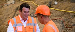 Juni 2021: Arbeitsminister Hubertus Heil im Gespräch auf einer Baustelle