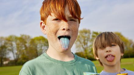 Wonach Schlumpfeis schmeckt? Egal! Hauptsache, Eis und Zungen leuchten blau!