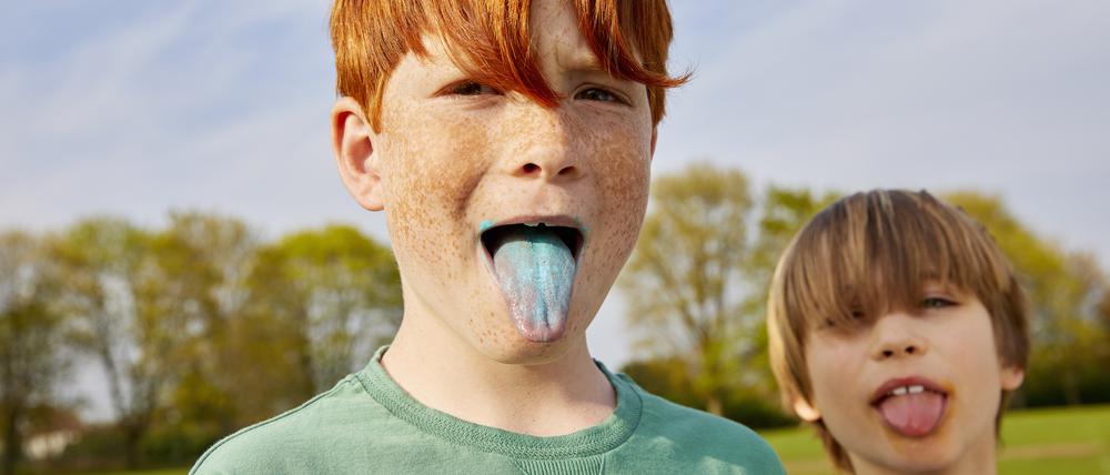Wonach Schlumpfeis schmeckt? Egal! Hauptsache, Eis und Zungen leuchten blau!