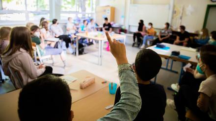 09.06.2021, Berlin: Ein Schüler meldet sich in einer gemischten Klasse der Stufen 4-6 an der Fritz-Karsen-Schule im Berliner Ortsteil Britz. Für die letzten zwei Wochen vor den Sommerferien gibt es in der Hauptstadt noch einmal Präsenzunterricht mit allen Schülerinnen und Schülern. Foto: Christoph Soeder/dpa +++ dpa-Bildfunk +++