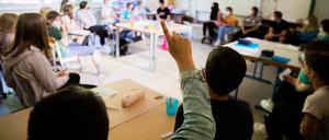 09.06.2021, Berlin: Ein Schüler meldet sich in einer gemischten Klasse der Stufen 4-6 an der Fritz-Karsen-Schule im Berliner Ortsteil Britz. Für die letzten zwei Wochen vor den Sommerferien gibt es in der Hauptstadt noch einmal Präsenzunterricht mit allen Schülerinnen und Schülern. Foto: Christoph Soeder/dpa +++ dpa-Bildfunk +++