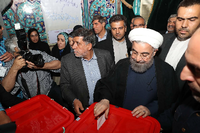 Iranian amtierender und künftiger Präsident Hassan Rouhani bei der Stimmenabgabe.